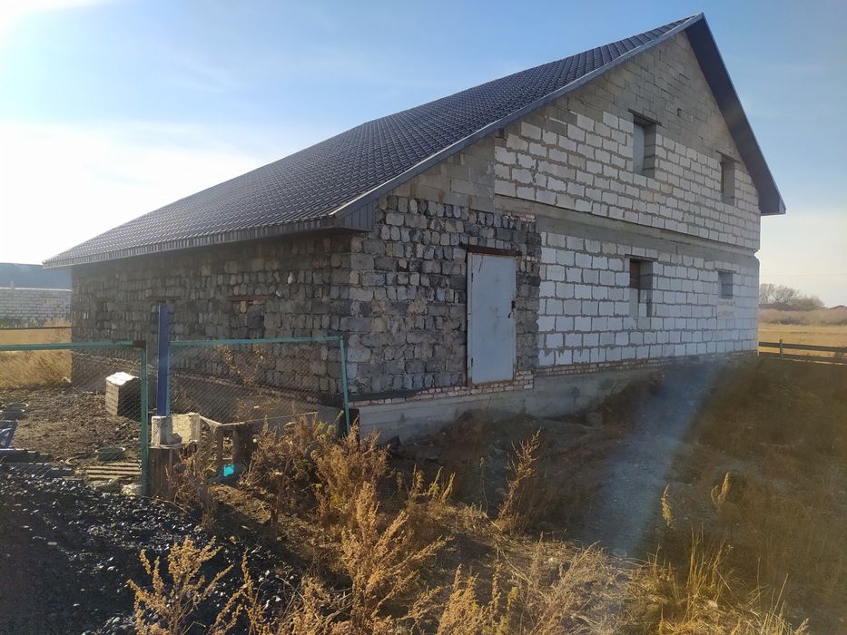 Продам недостроенный дом. мансардной крышой в поселке Жибек Жолы