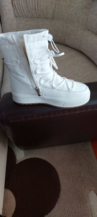 Продам белые  дутыщи