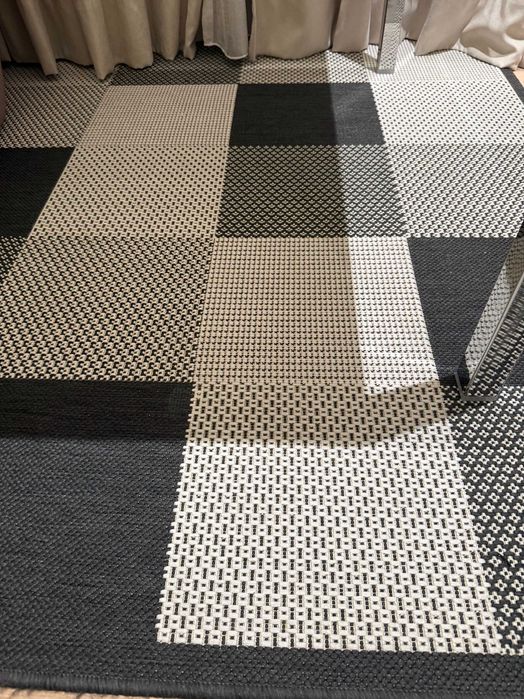 Специален килим в сиво-черна гама – подходящ за офис или дом