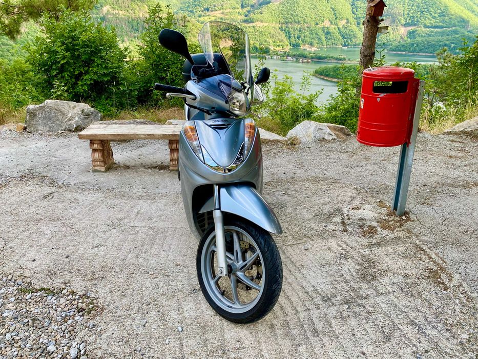 Продавам Honda SH 300