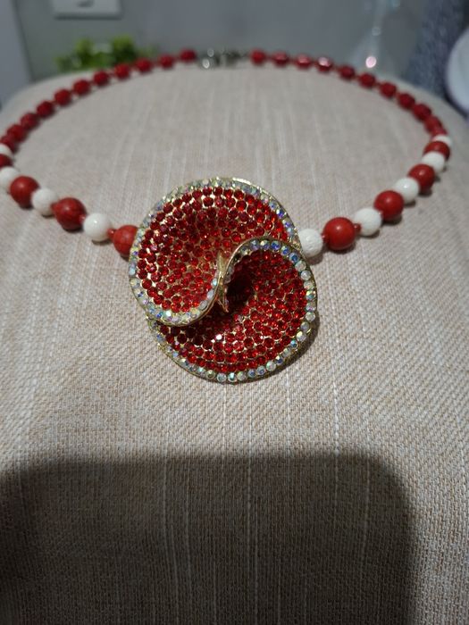 Colier coral rosu și alb cu un design ultramodern45 cm lungime