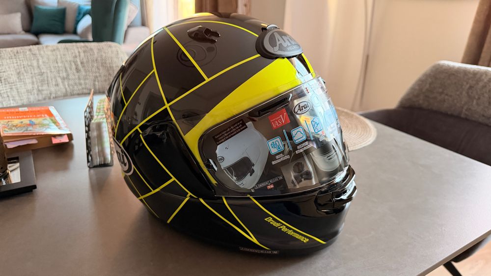 Чисто нова Arai Quantic Peak Yellow размер M