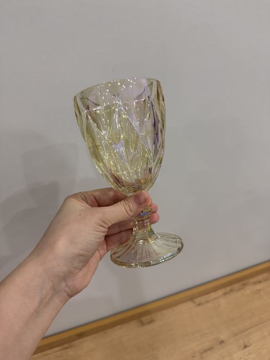 Стеклянные бокалы