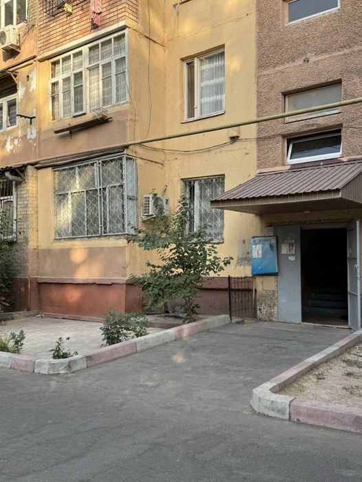 Chilonzor 14-kvartal  .3/ 1/ 4/.  ( 3 xona - 63m² )