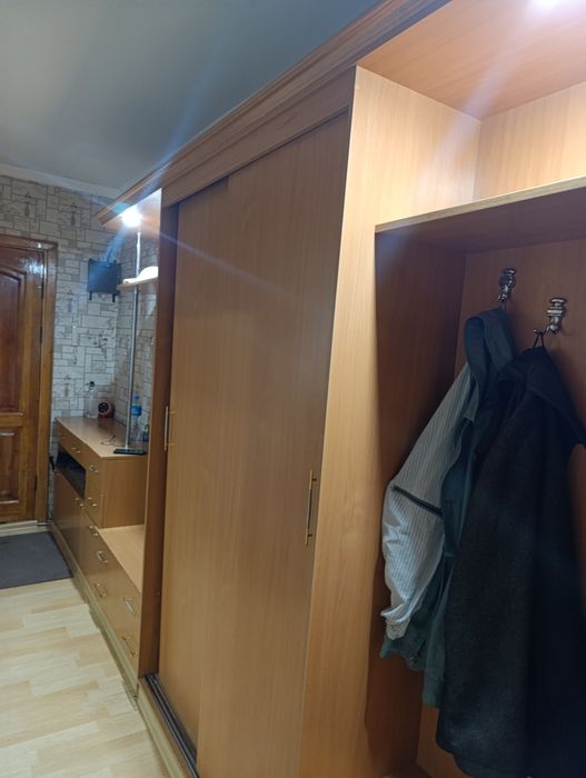 Продам прихожую шкаф