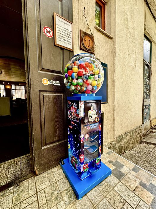 Вендинг автомат за топчета и капсули с играчка