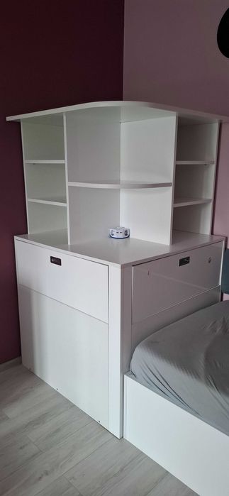 Pat cu lada de lenjerie si biblioteca