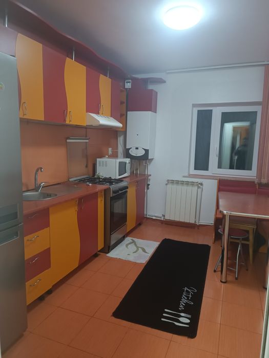 Închiriez apartament 3 camere