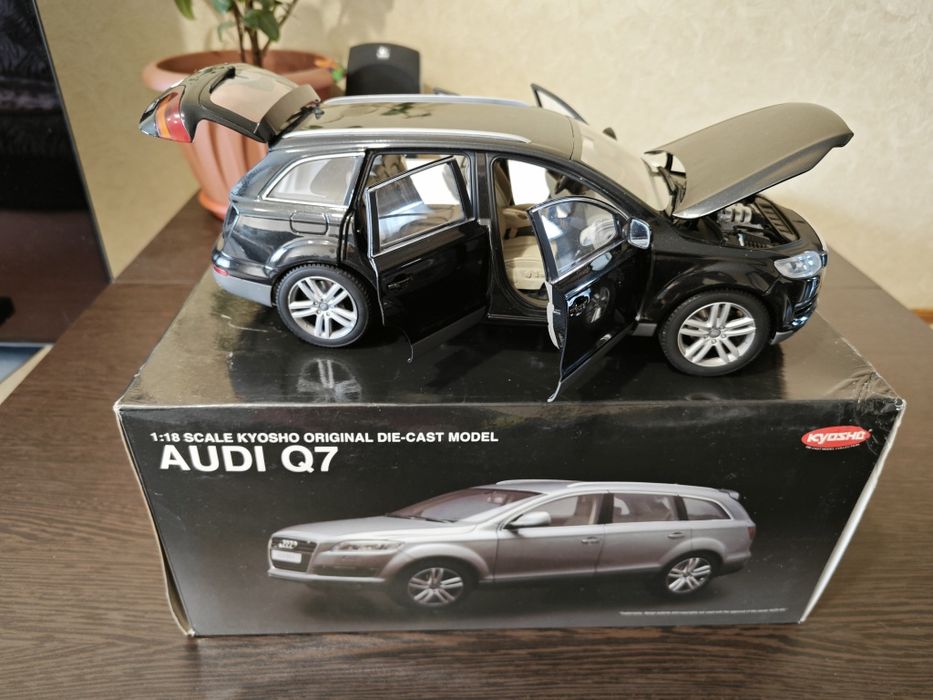 Продам коллекционную модель Audi Q7 (2009) 1:18 Kyosho