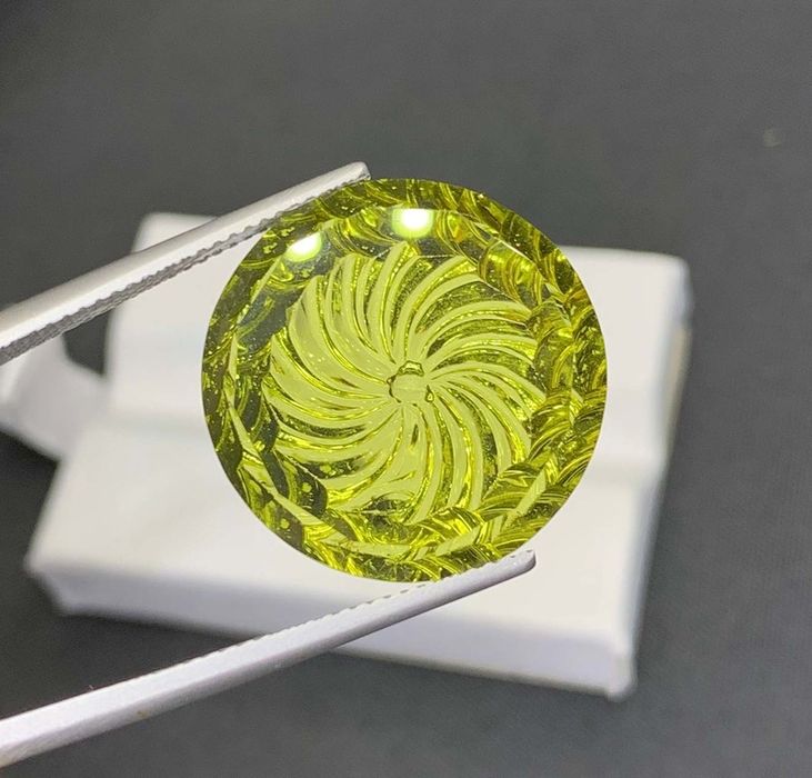 Цитрин огромен с карвинг