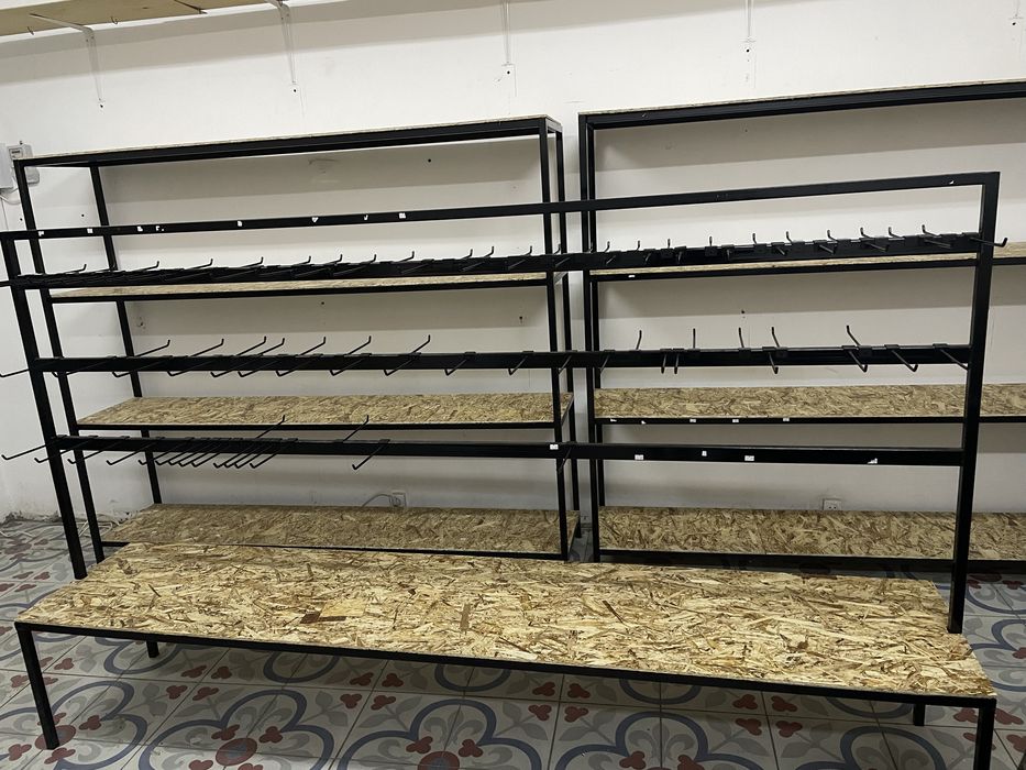 Стеллажи и полки