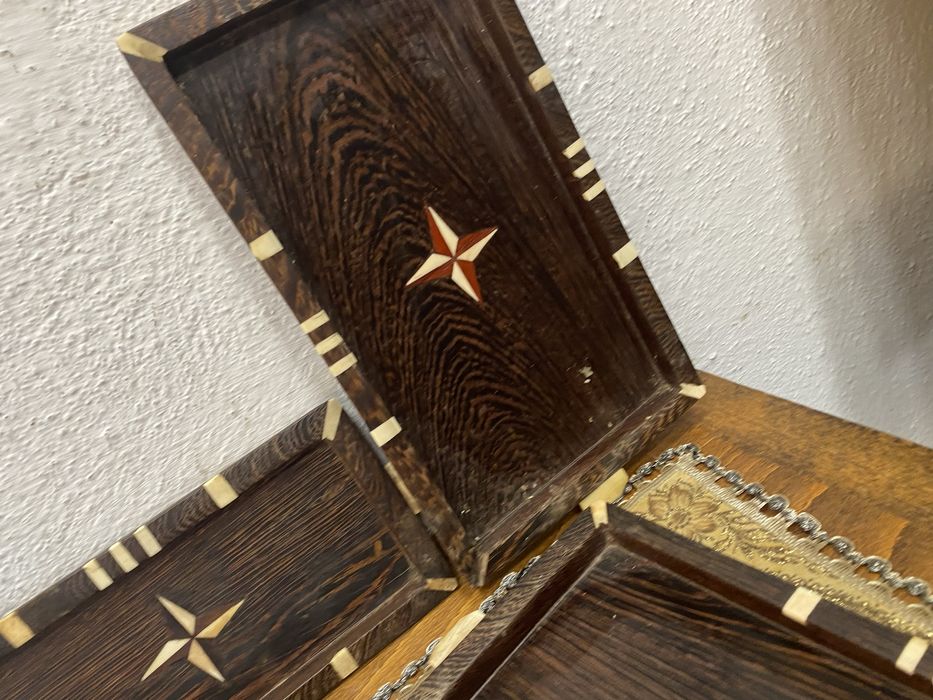 Английски подноси от тик с инкрустация