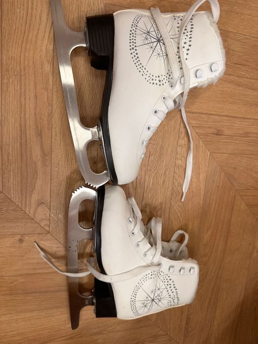 Продам коньки почти новые одевали 3 раза