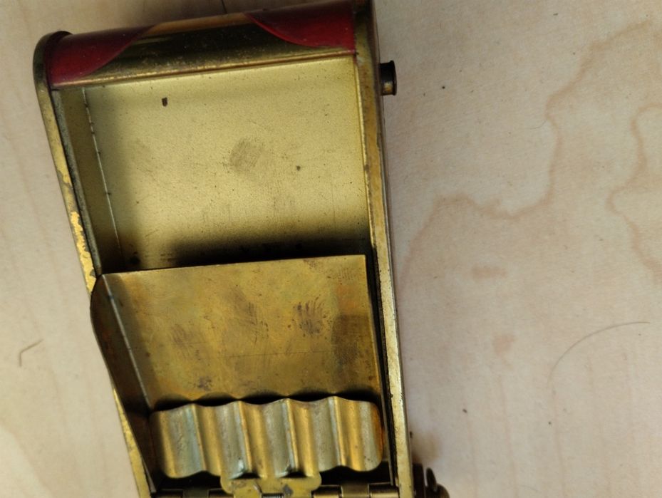 Два броя стари табакери продават се заедно з