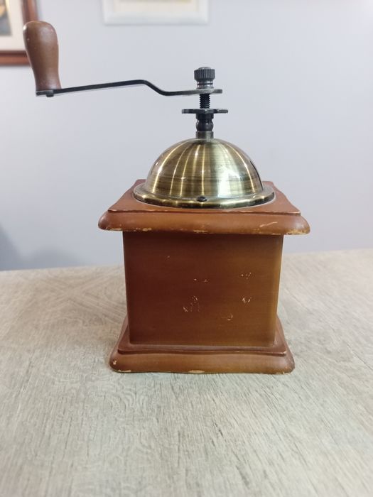 Винтидж Ръчна Кафемелачка - Автентичен Аромат и Стил