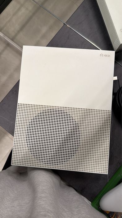 XBOX One S 1TB - Идеальное состояние