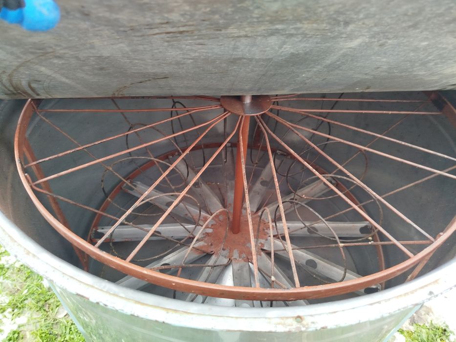 Центрофуга за вадене на мед