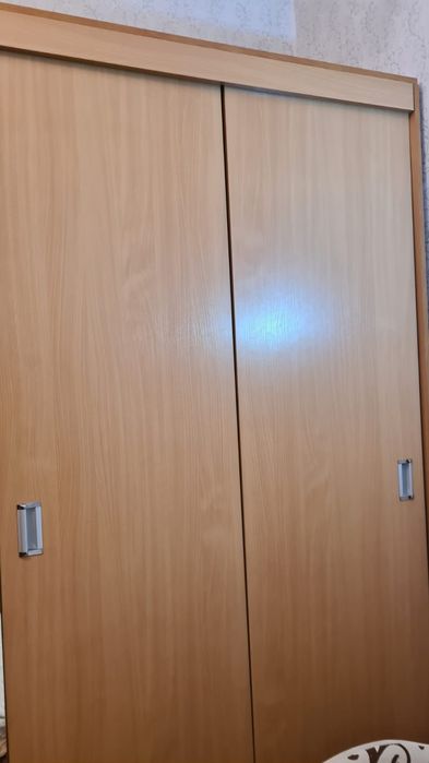 Шкаф для одежды с раздвижными дверцами