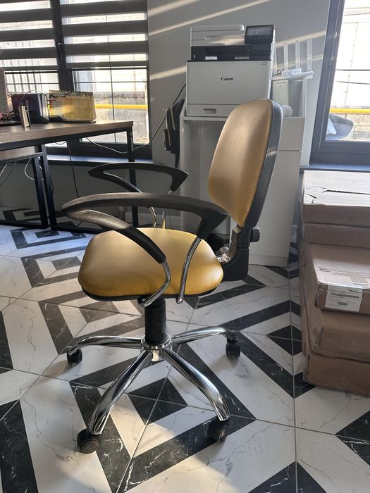 Продам офисные кресла