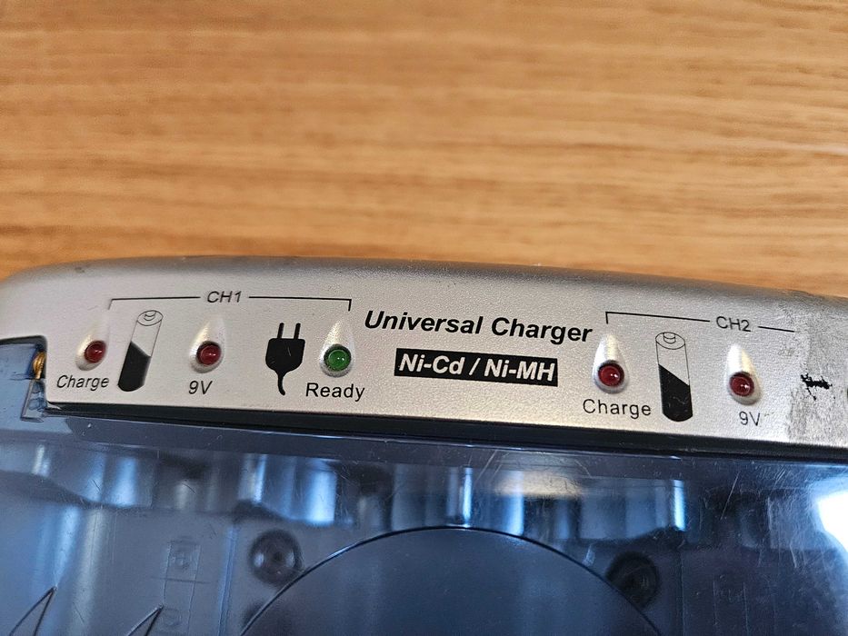 Incarcator baterii reincarcabile Ni-CD   Ni-MH  9V /  AA / AAA