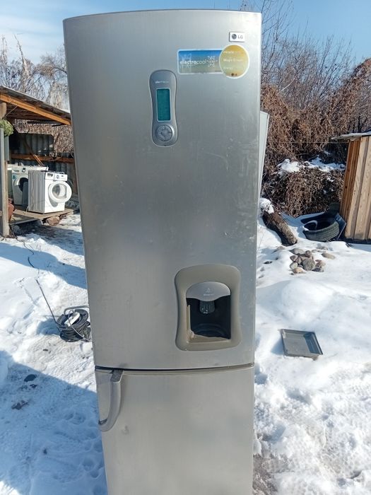 Тоңазытқыш саьылады жұмыс істеп тұр