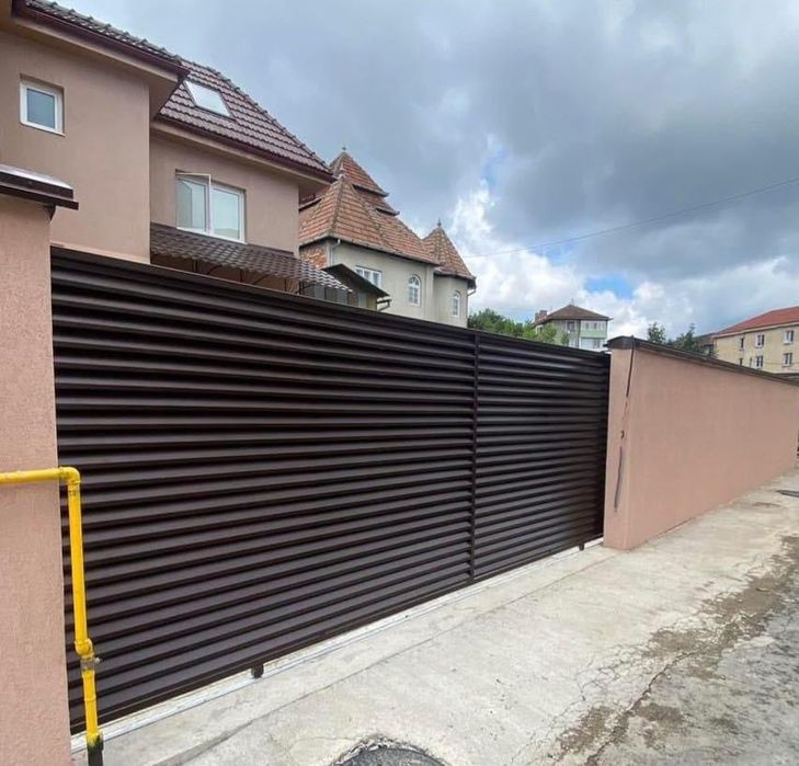 Construim la comanda dvs. garduri si porti din:
- panouri stil jaluzea