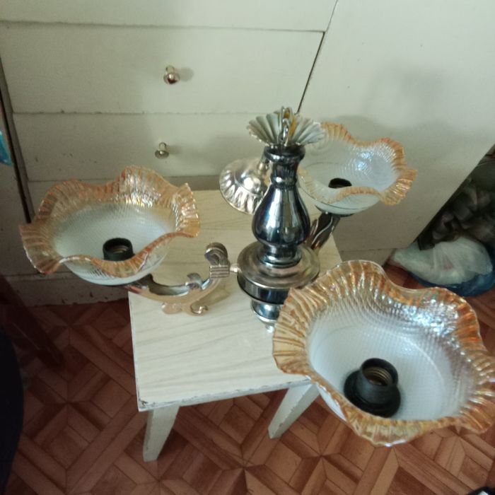 Продам три люстры.