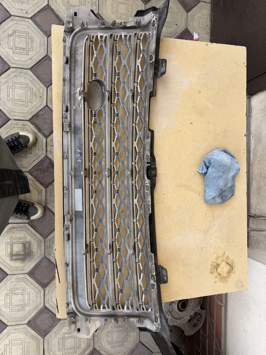 Продам решетку радиатора Land rover