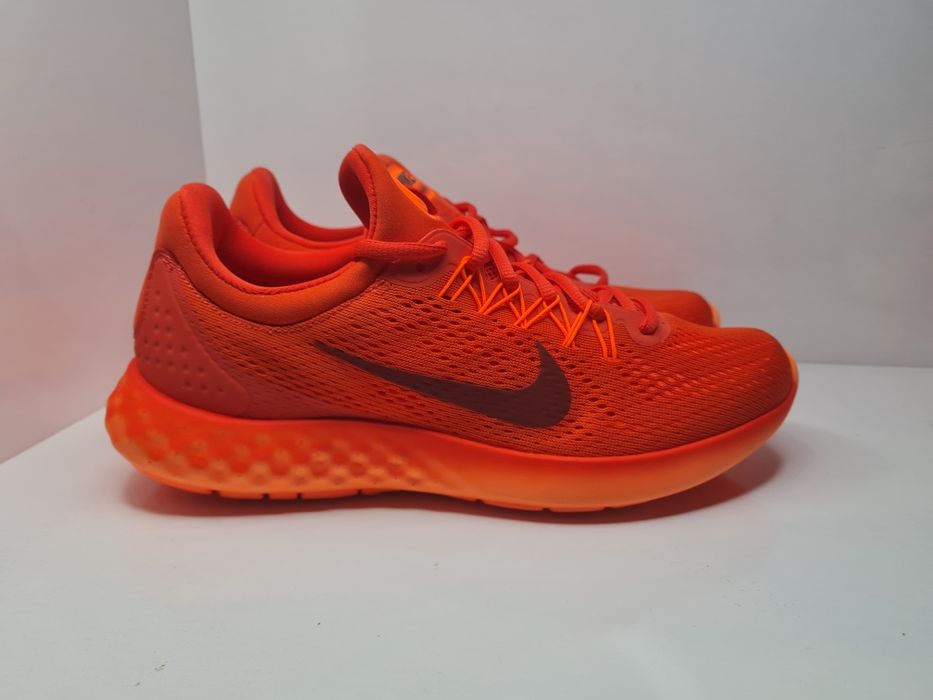 Маратонки Nike Lunar SkyeLux

Чисто нови с кутия. 

Размер 43 стелка 2