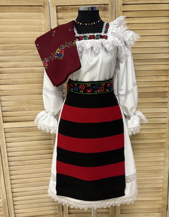 Costum traditional de Marmures pentru femei cu zadii/catrinte/fote