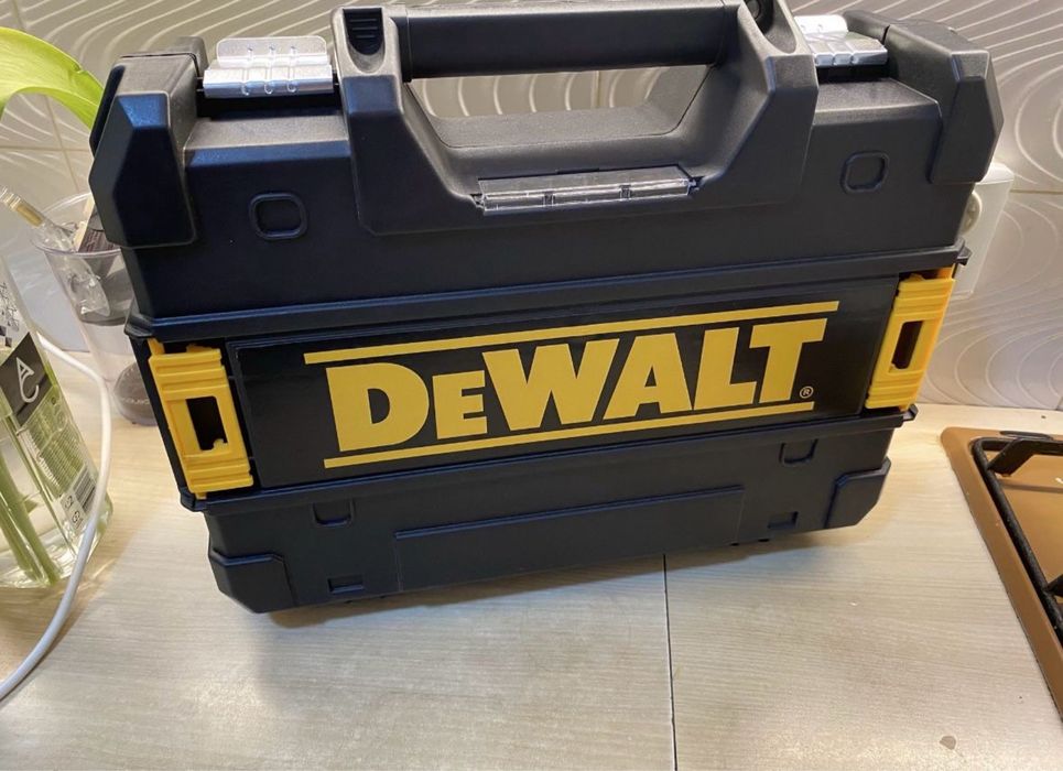 Nivela laser dewalt 2Acumulatori 12V si 2Ah unghi 360• linii verzi