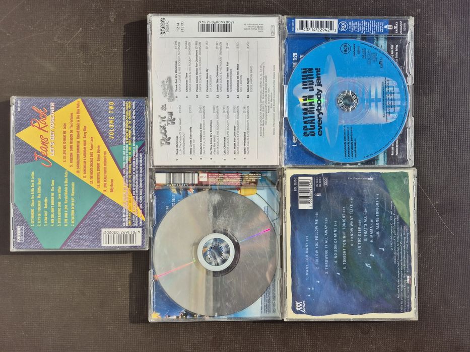 Vând 15 CD muzica usoara mixta straina artisti  internationalii,Sinatra,Bocelli,Ray Charels

- Tot