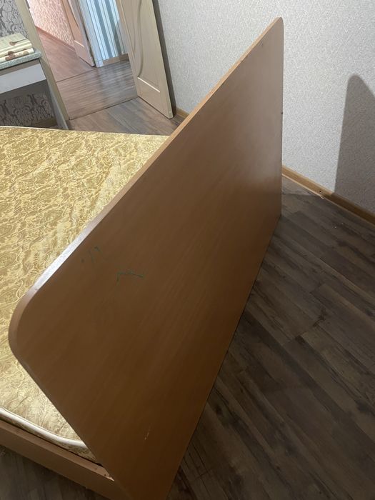 Кровать и 2 тумбочки