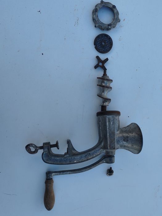 Месомелачка, огледало, касичка, статуетка