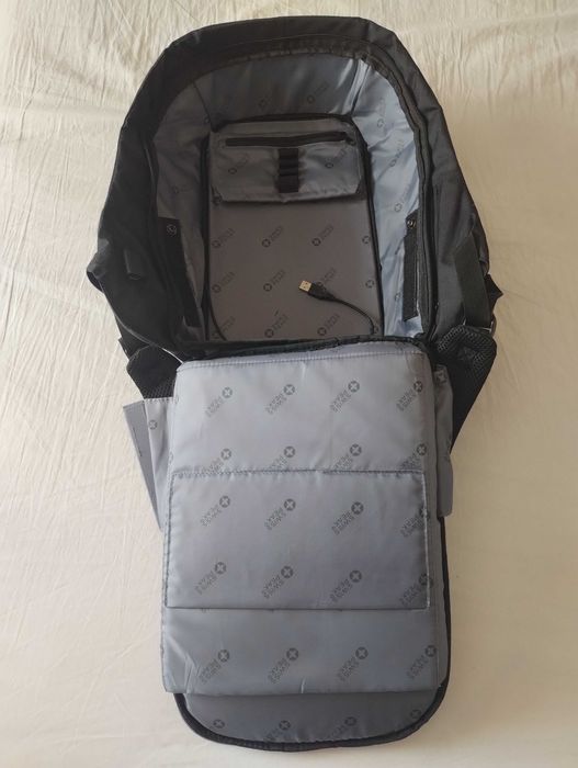 Раница за лаптоп Swiss Peak, USB порт, черна, нова