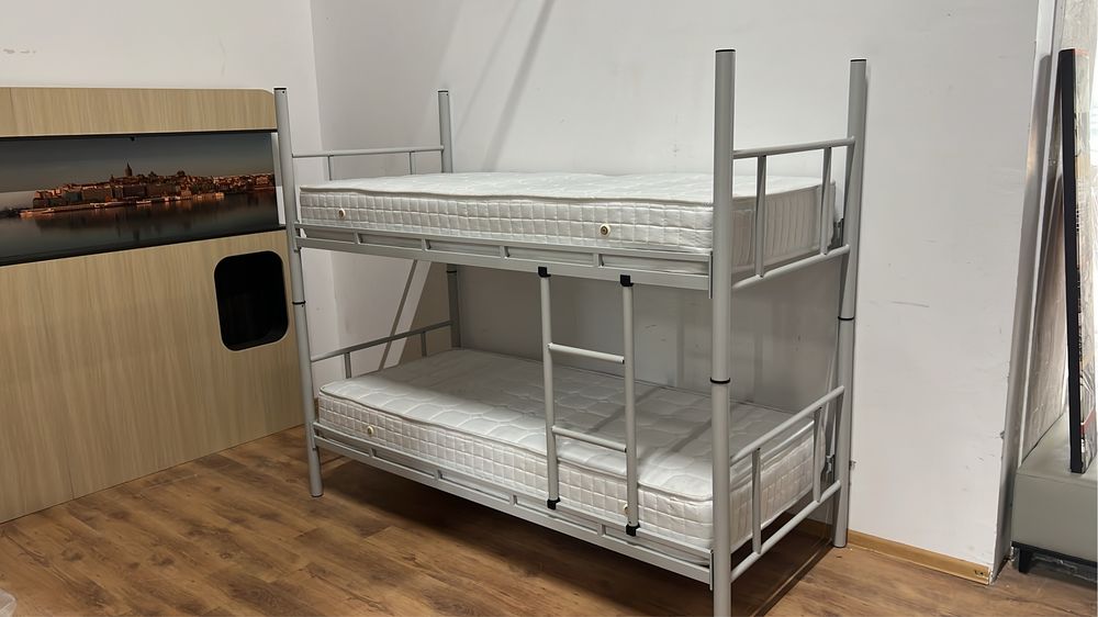 Par metalic supraetajat