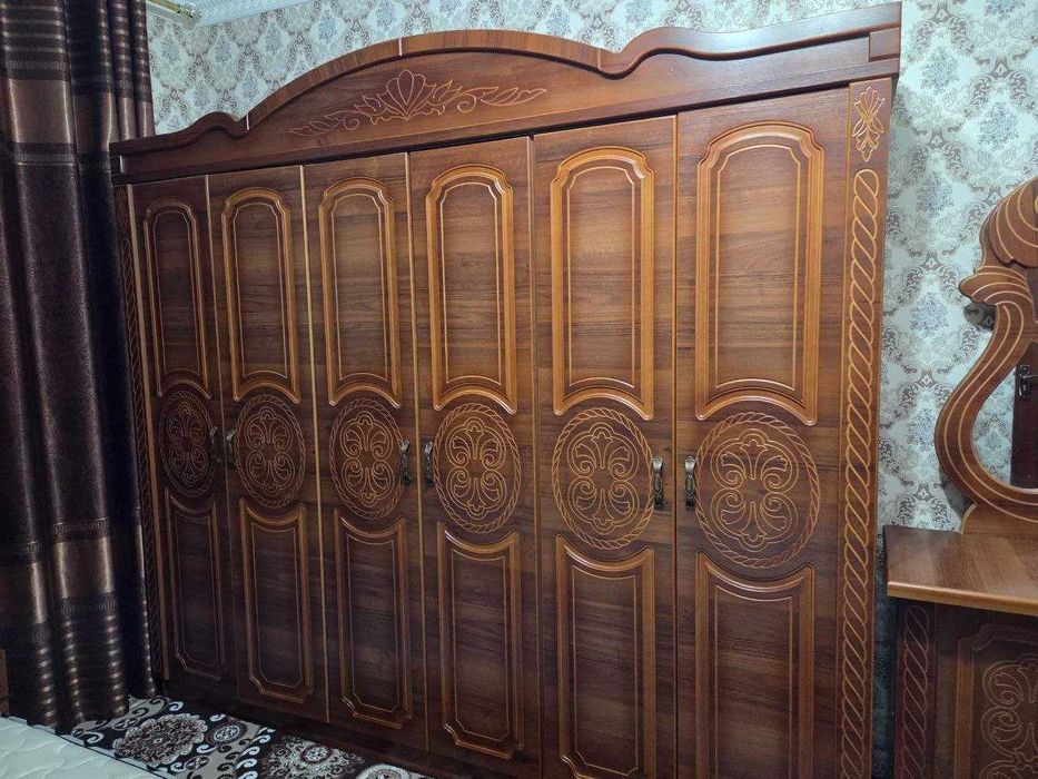 Спални мебел (гарнитур) сотилади