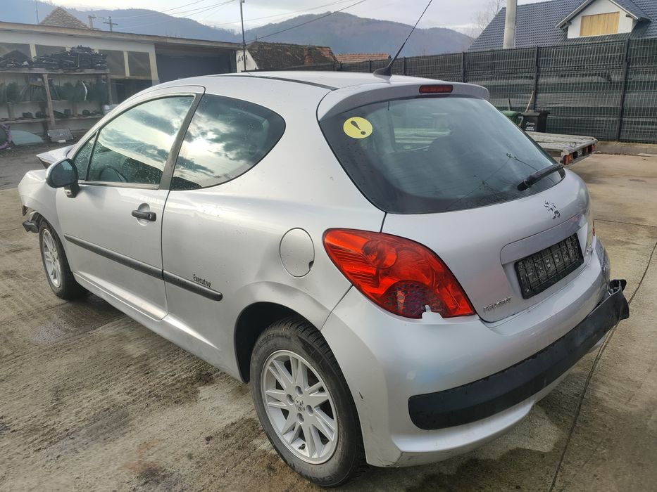 Dezmembrari ușa haion stop oglinda punte scaune ceasuri  Peugeot 207