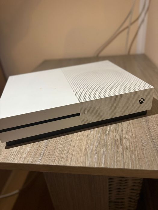 Xbox one s 1 tb + maneta + GTA V
