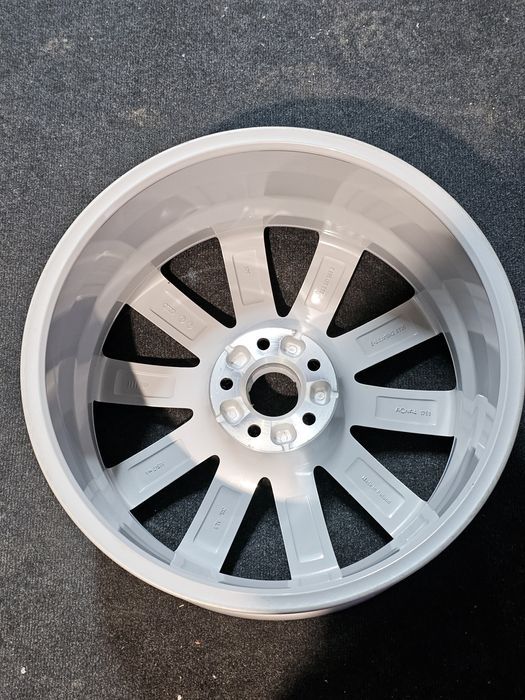 janta aliaj noua originala audi q5

cod oe: 8r0 601 025 b

r19 / 8j /