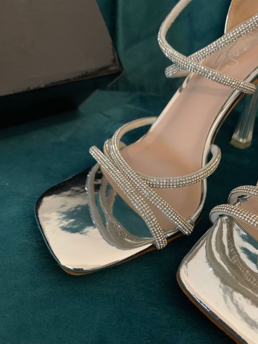 Pantofi cu toc argintii