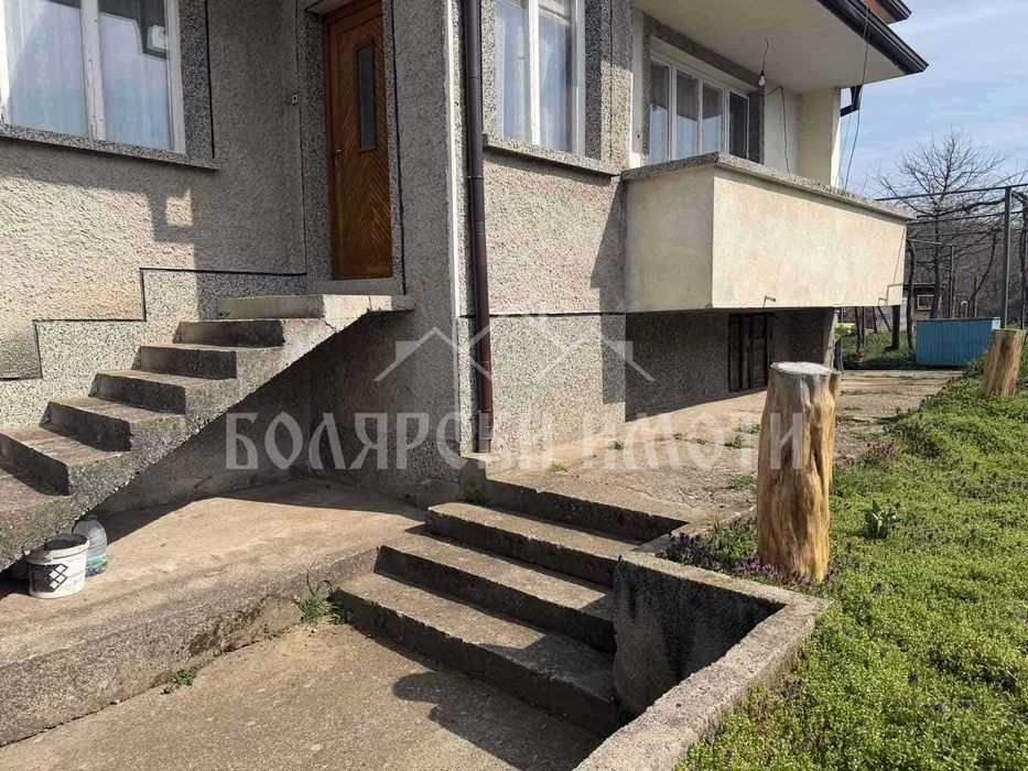 Монолитна двуетажна къща в с. Присово