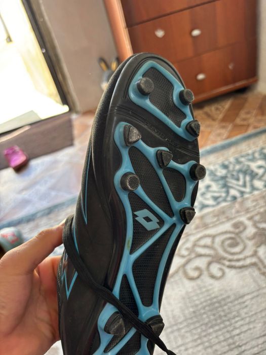 Кроссовка бутсы