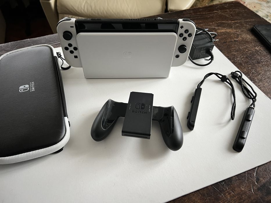 Consola Nintendo Switch OLED cu husa si 2 jocuri incluse
