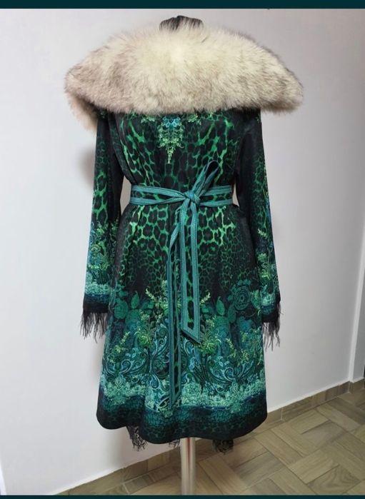 Rochie green animal print cu pene, frumoasă și stilata,in forma de A;