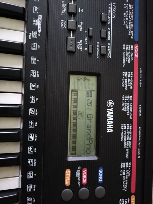 Сентезатор Yamaha  psr e 263 нова  с нотник