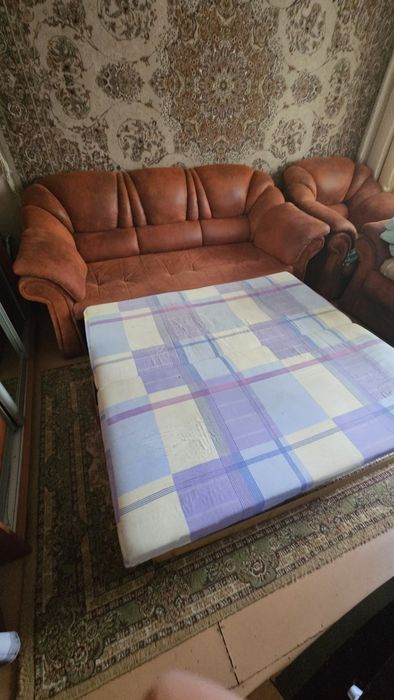 Продам мягкий уголок,диван два кресла