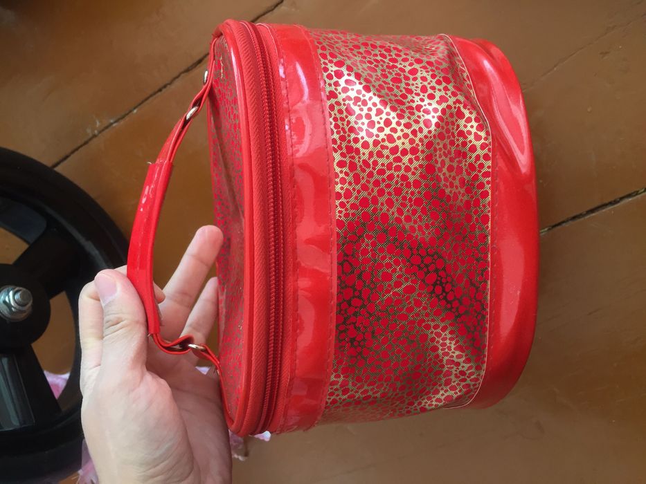 Красная косметичка