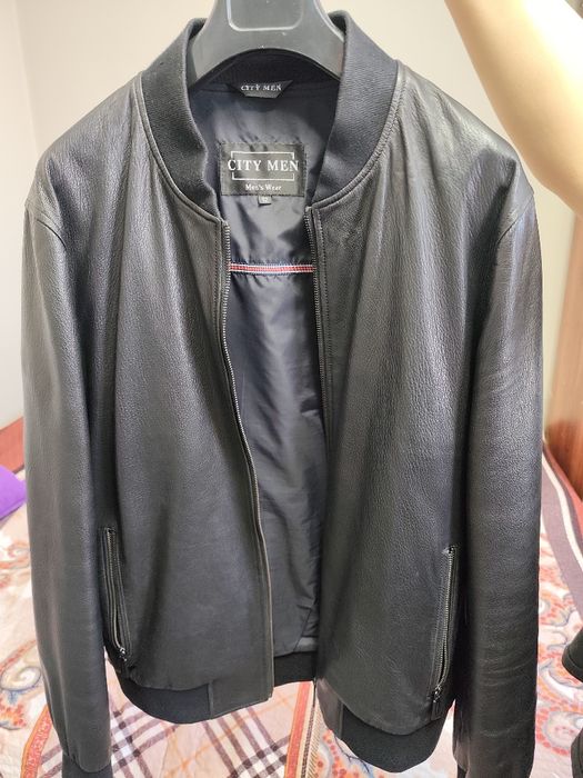 Продам мужскую кожаную куртку и ветровку.