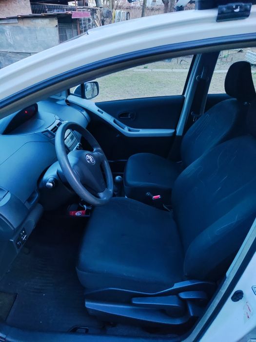 Vând Toyota Yaris 2011